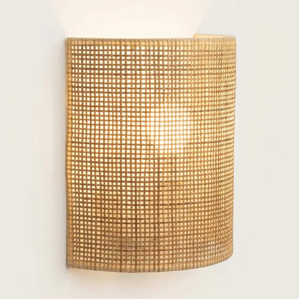 Félhenger alakú rattan nádfonatos fali lámpa, világítva