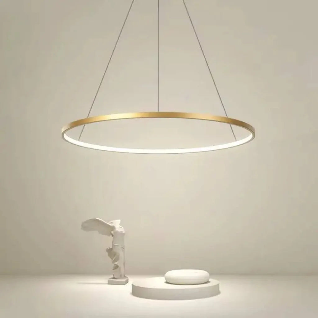 Arany LED gyűrű csillár világos nappaliban