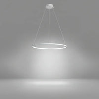 Fehér LED gyűrű csillár minimalista térben