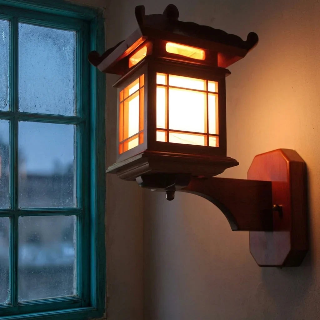 Pagoda lámpás fali lámpa egy zöld keretes ablak mellett