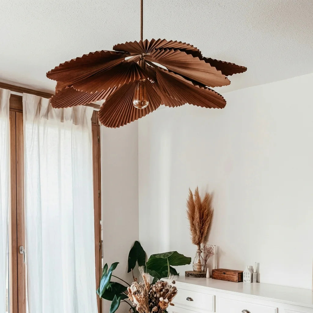 Papírlegyező függőlámpa világos, boho nappaliban
