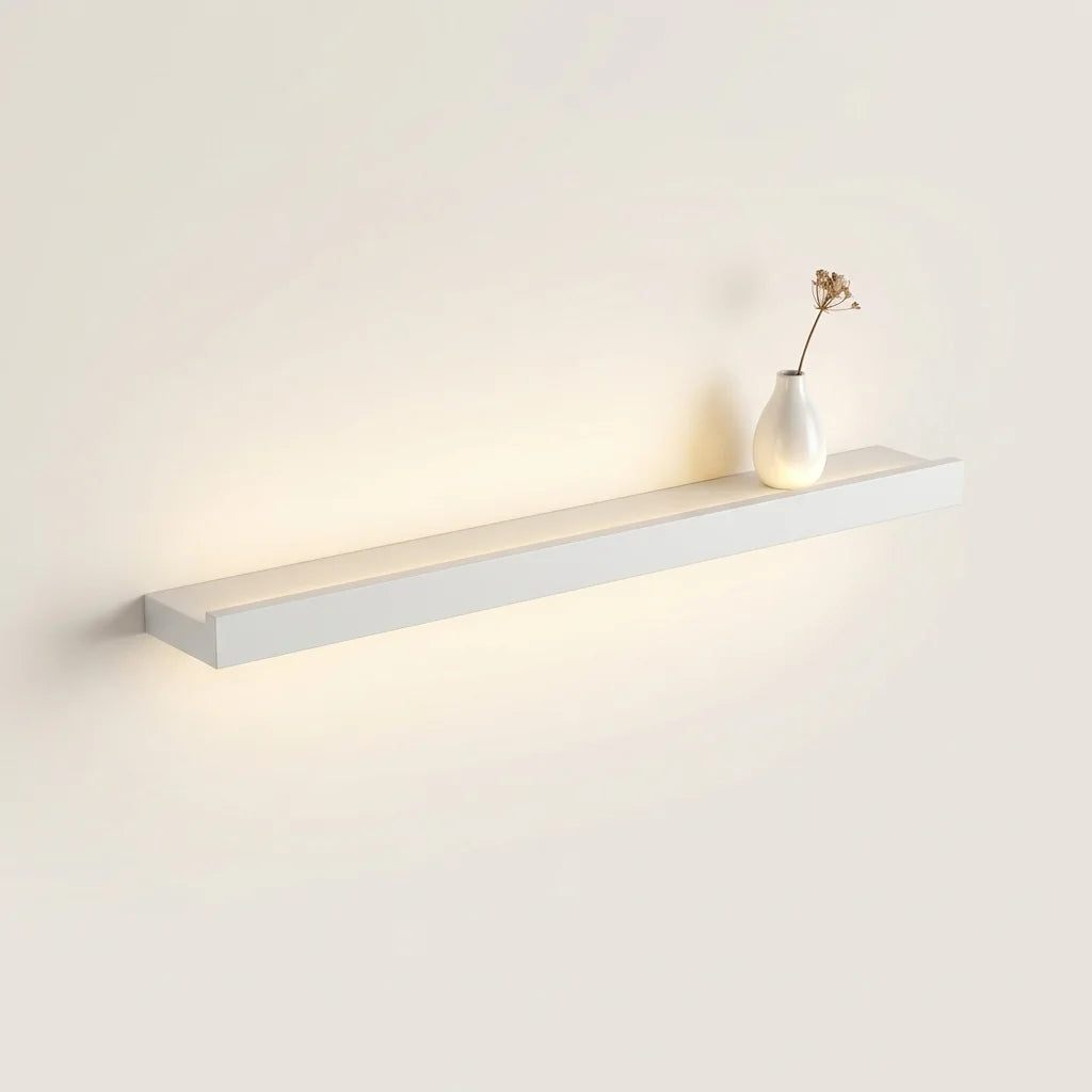 Fehér lineáris LED fali lámpa polccal, világítva