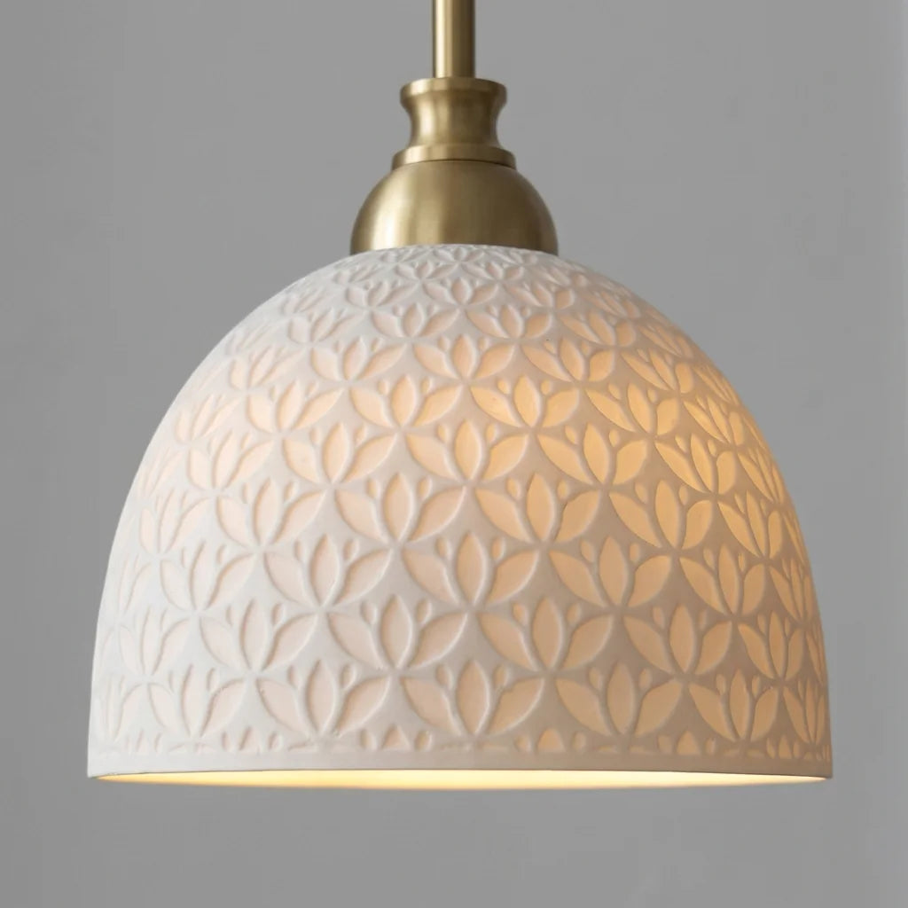 Szirommintás porcelán búra és sárgaréz nyak közelről