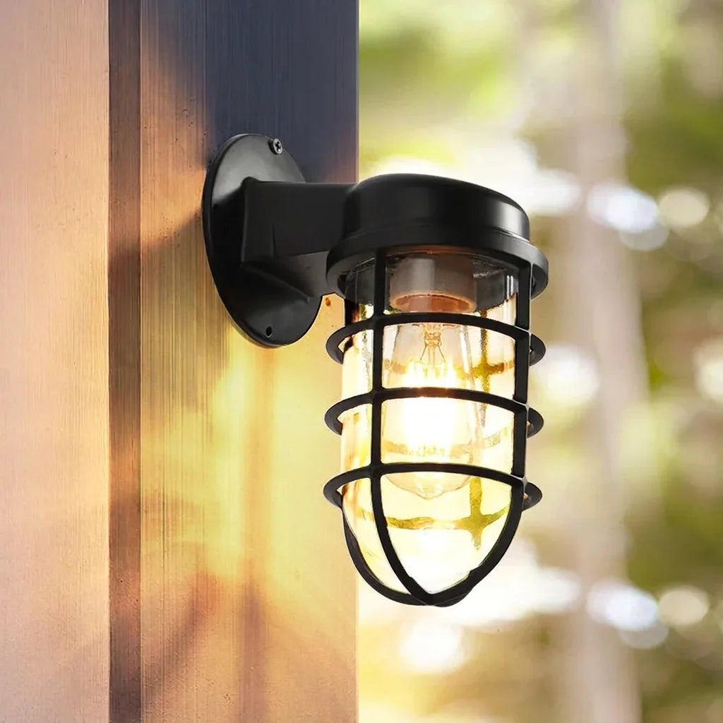 Fekete hajólámpa egy fa oszlopon