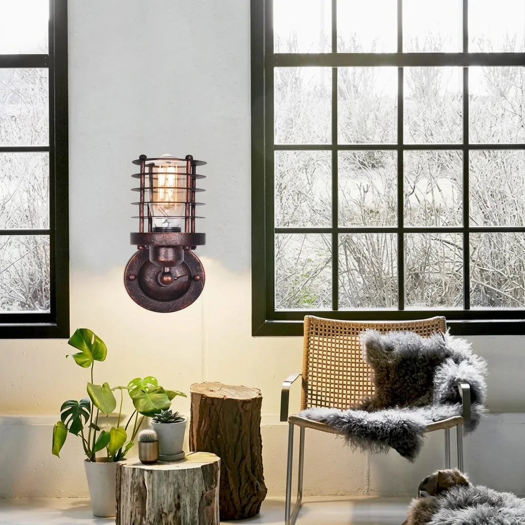 Rozsdás rácsos lámpa egy osztott ablak mellett, rattan fotellel