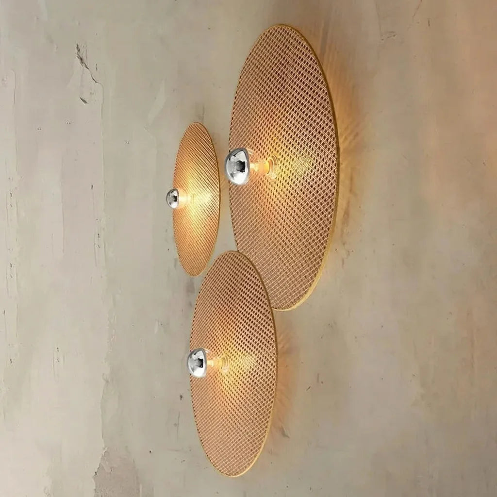 Három rattan korong lámpa kompozíciója nyers falon
