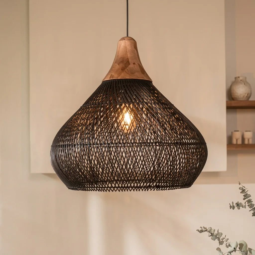 Fekete fonott rattan függő lámpa nappaliban polcok mellett