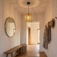 Ovális font rattan lámpabúra világos előszobában