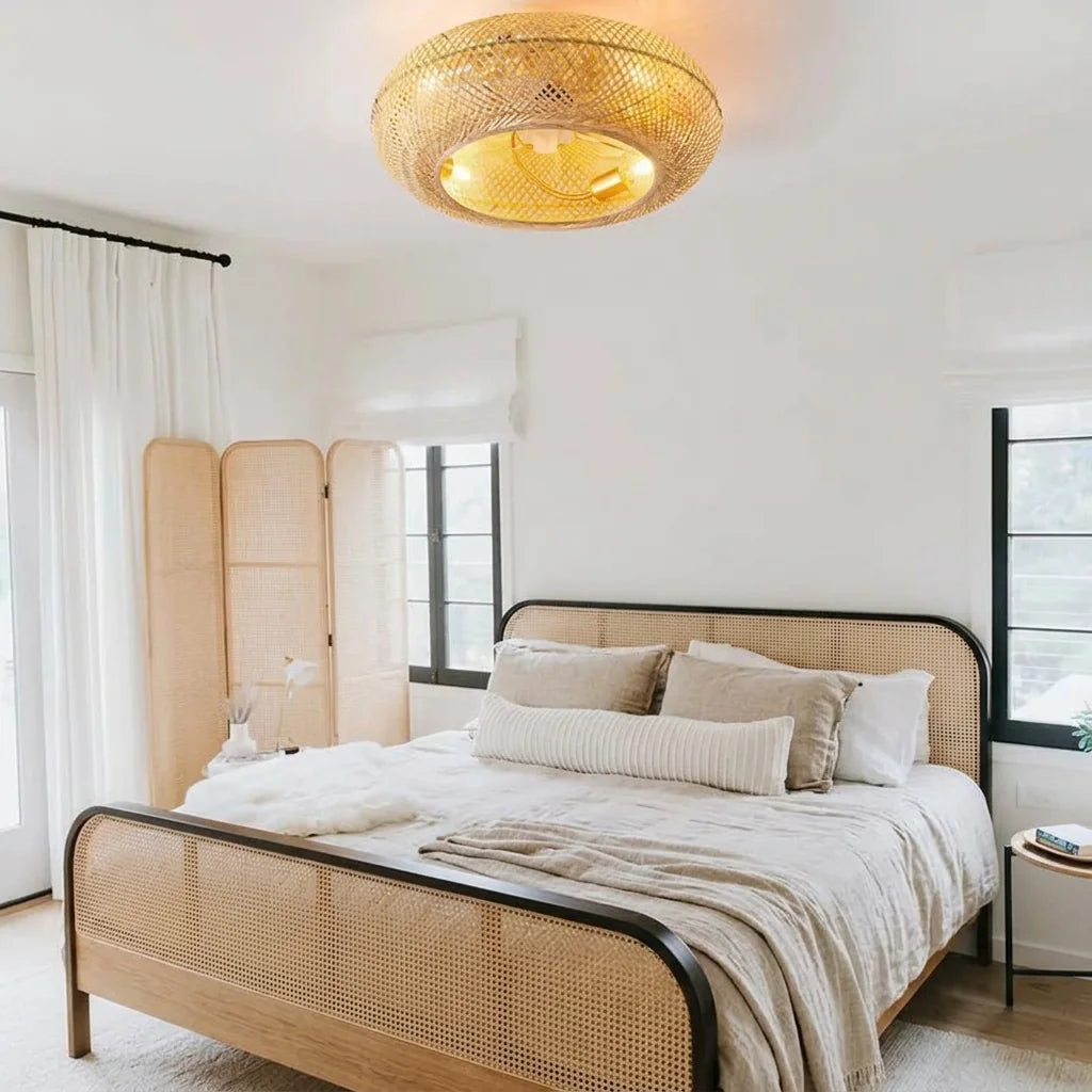 Bambusz ventilátorlámpa nádfonatos hálószobában