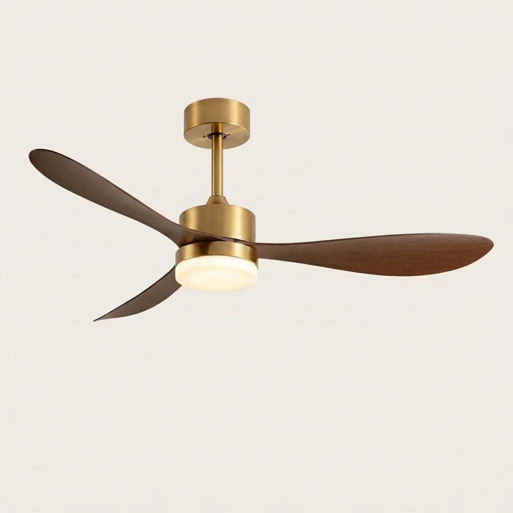 Retro mennyezeti ventilátor arany színben, dió lapátokkal