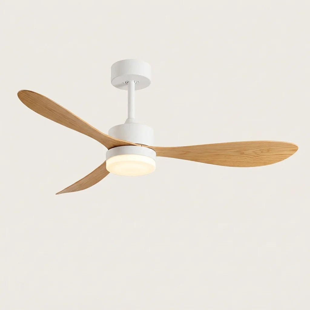 Retro mennyezeti ventilátor fehér színben, világos fa lapátokkal