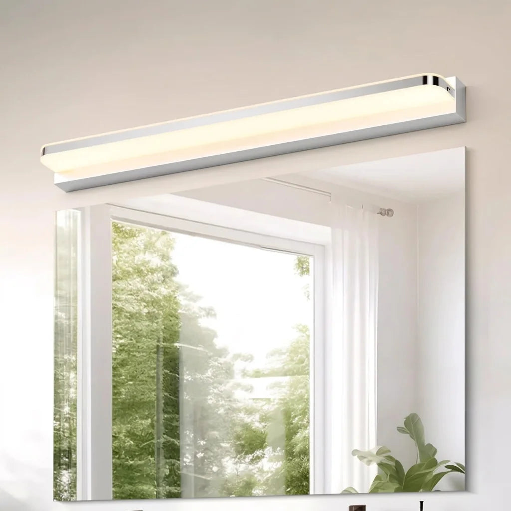 Rozsdamentes LED léc egy nagy tükör fölött egy világos fürdőszobában