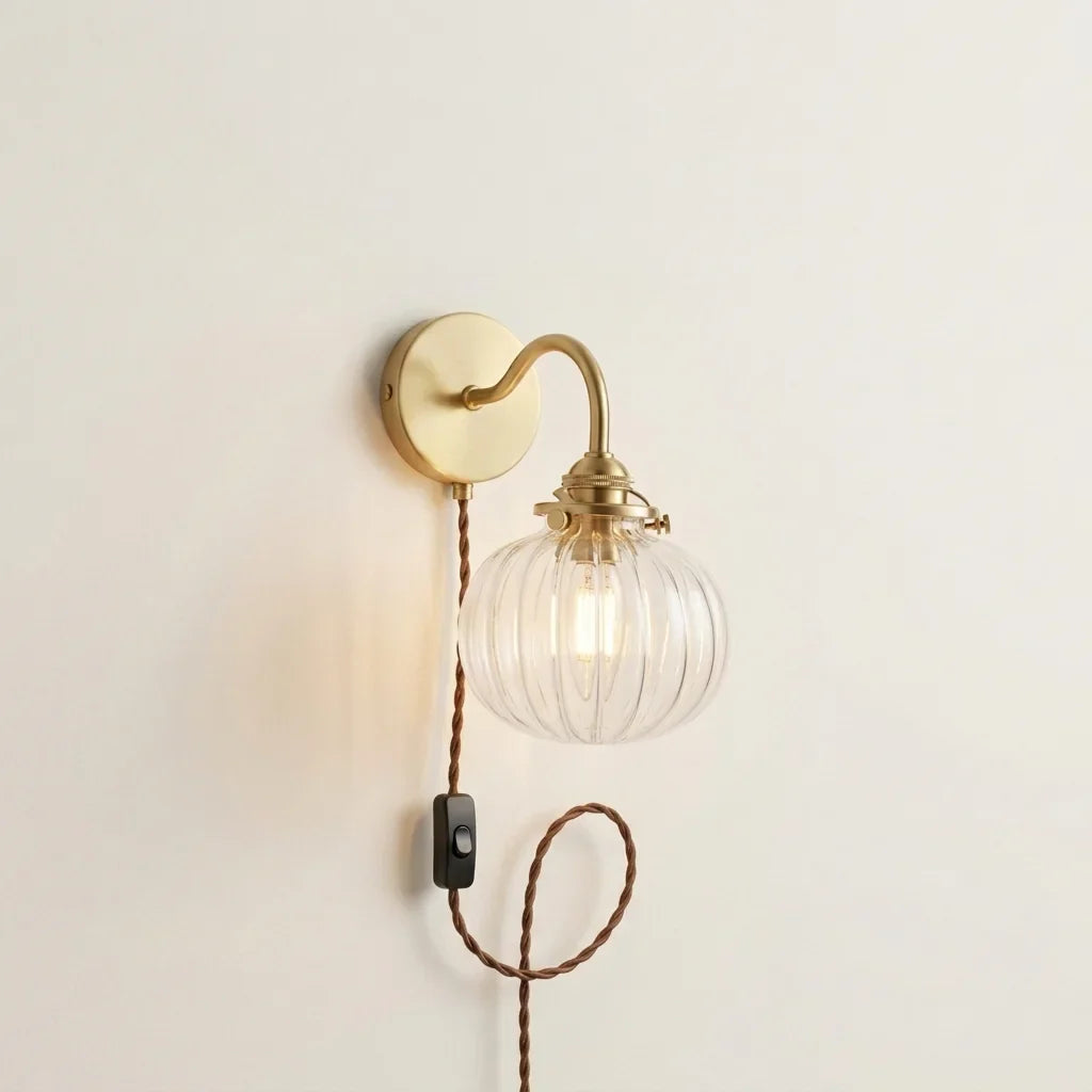 Dugaszolható sárgaréz lámpa átlátszó üveggel, fonott kábellel és kapcsolóval