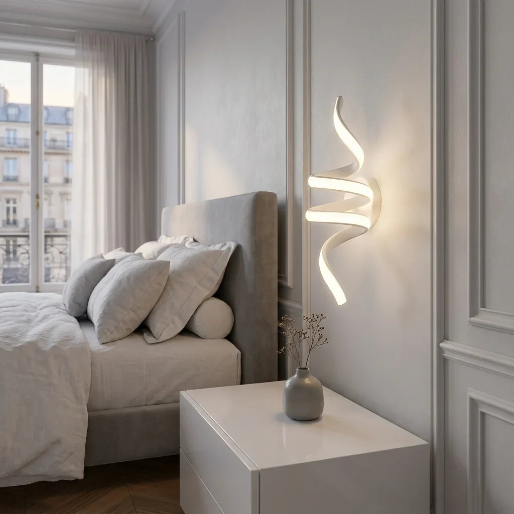 Spirál LED fali lámpa egy fehér lakkozott éjjeliszekrény fölött