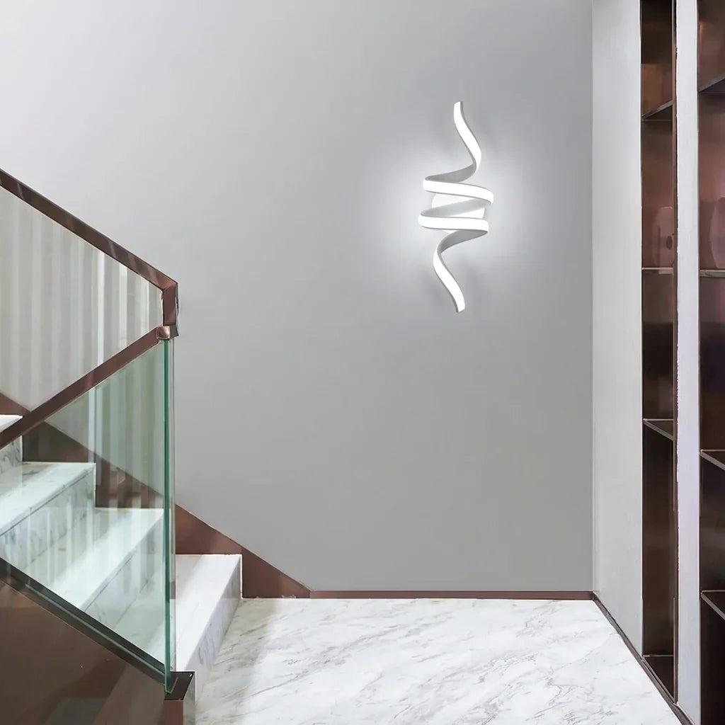 Spirál LED fali lámpa egy márványlépcsős lépcsőházban
