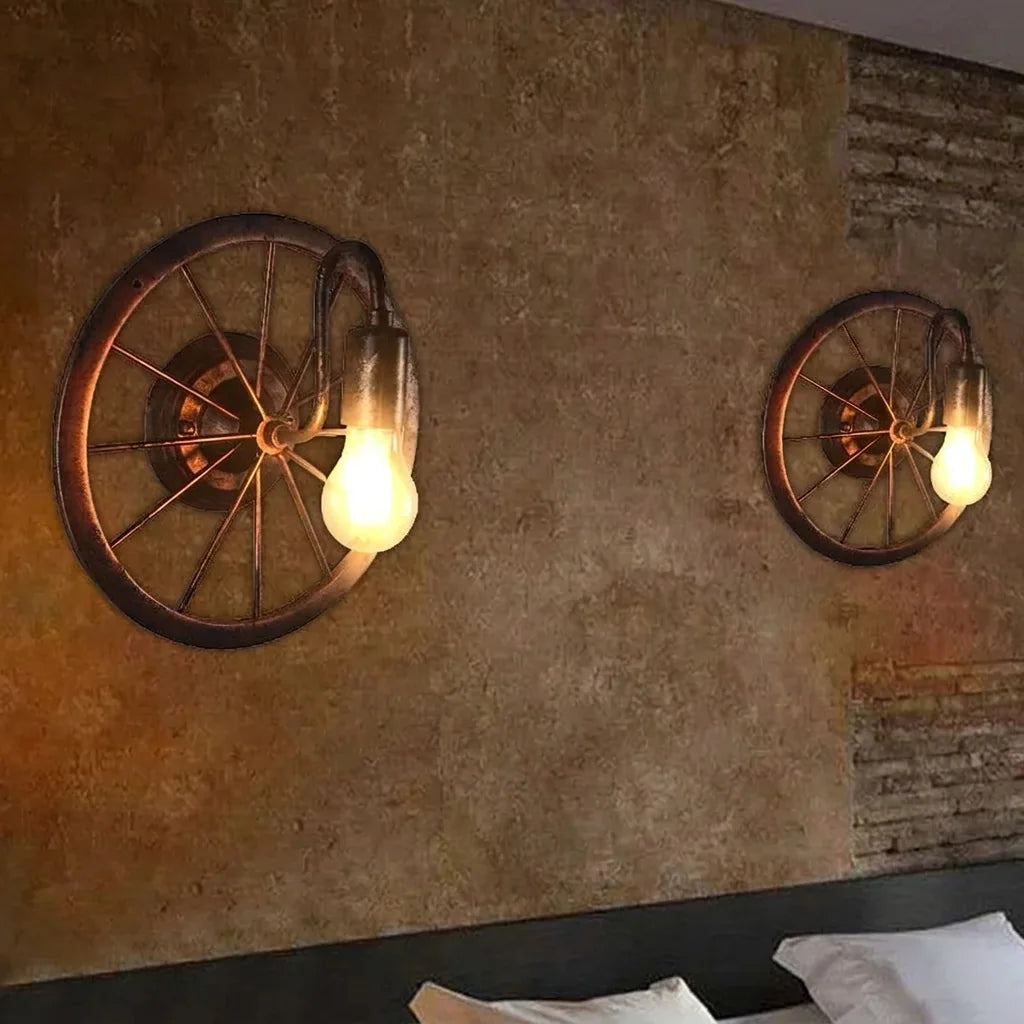 Két szekérkerék lámpa egy loft hálószoba nyers falán