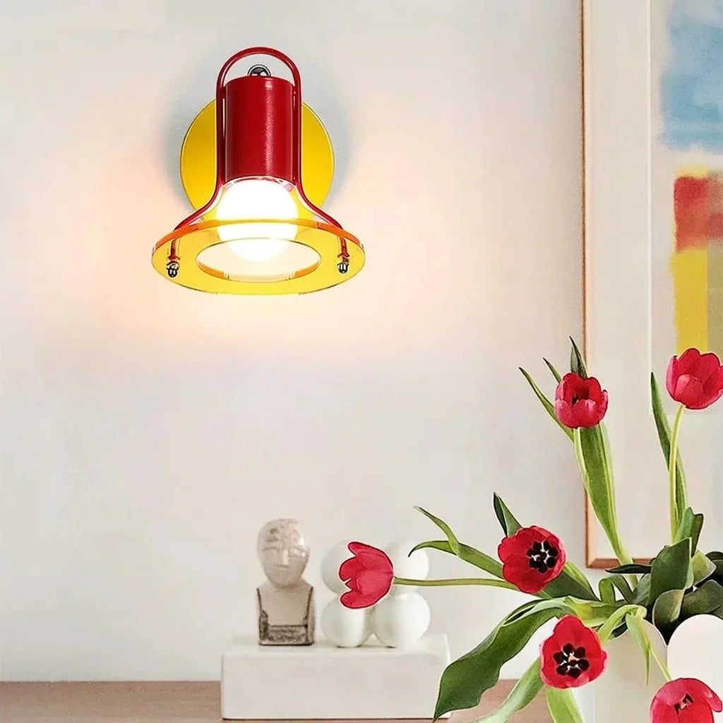 Színes spot lámpa piros tulipánok fölött