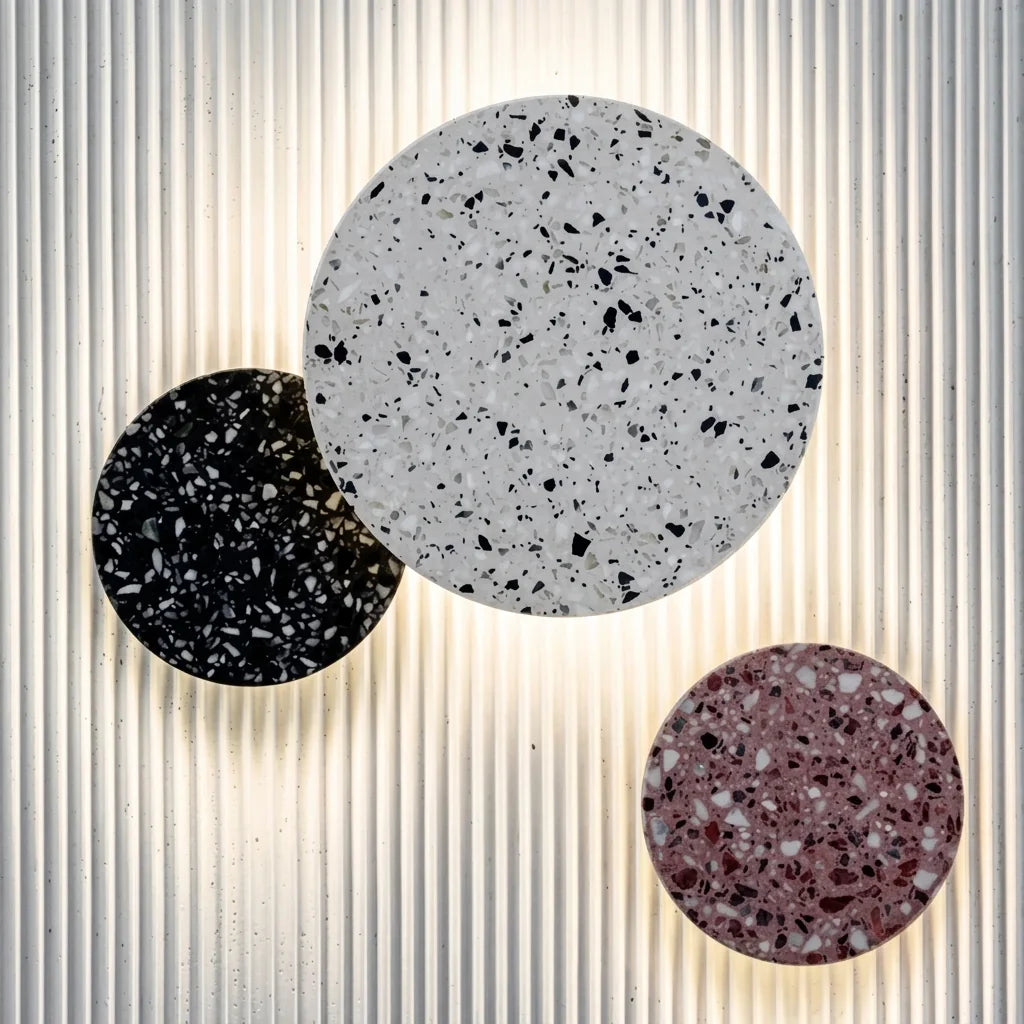 Három terrazzo korong lámpa egy fehér bordázott falpanelen