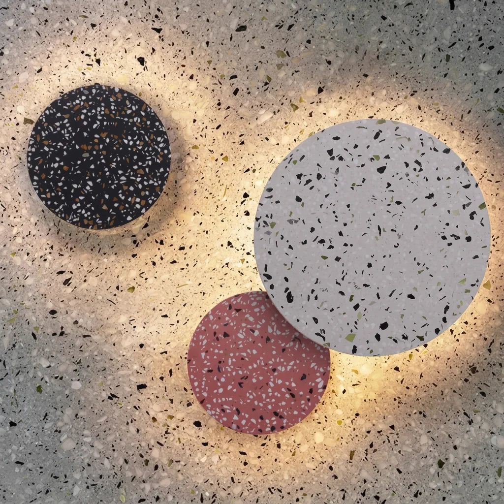 Fekete, fehér és rózsaszín terrazzo lámpa egy terrazzo falon