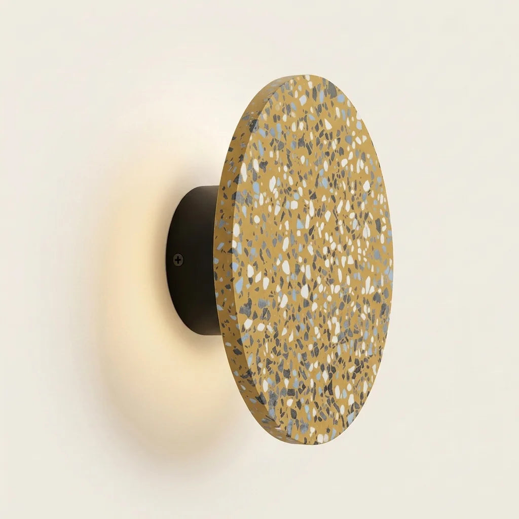 Sárga terrazzo korong fali lámpa fényudvarral