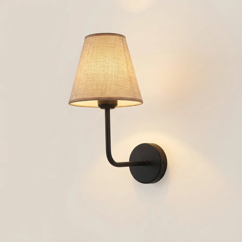 Ívelt karú fekete fali lámpa bézs vászonbúrával