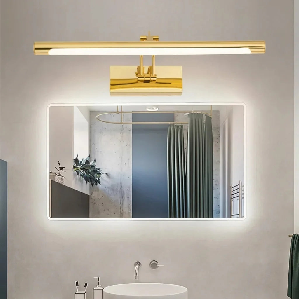 Arany LED lámpa egy háttérvilágított fürdőszobai tükör fölött