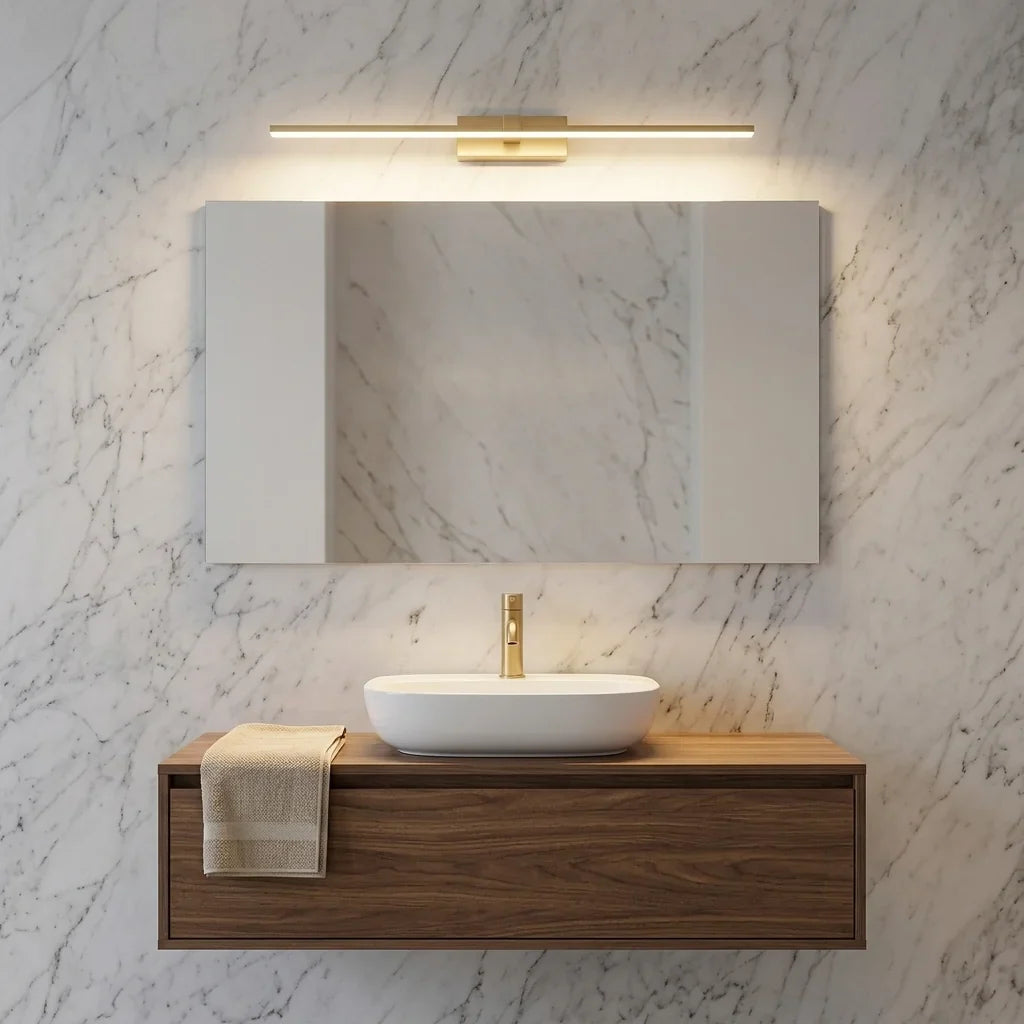 Arany LED tükörlámpa egy márványburkolatú fürdőszobában