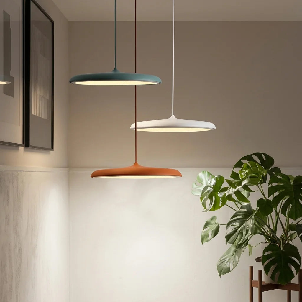 Három színes UFO lámpa monstera mellett